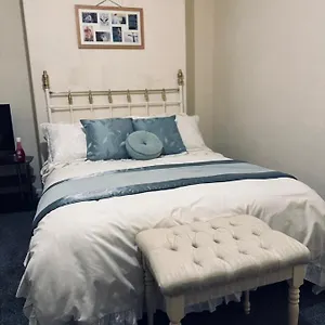 Centrally Located Double Bedroom In Leeds Homestay